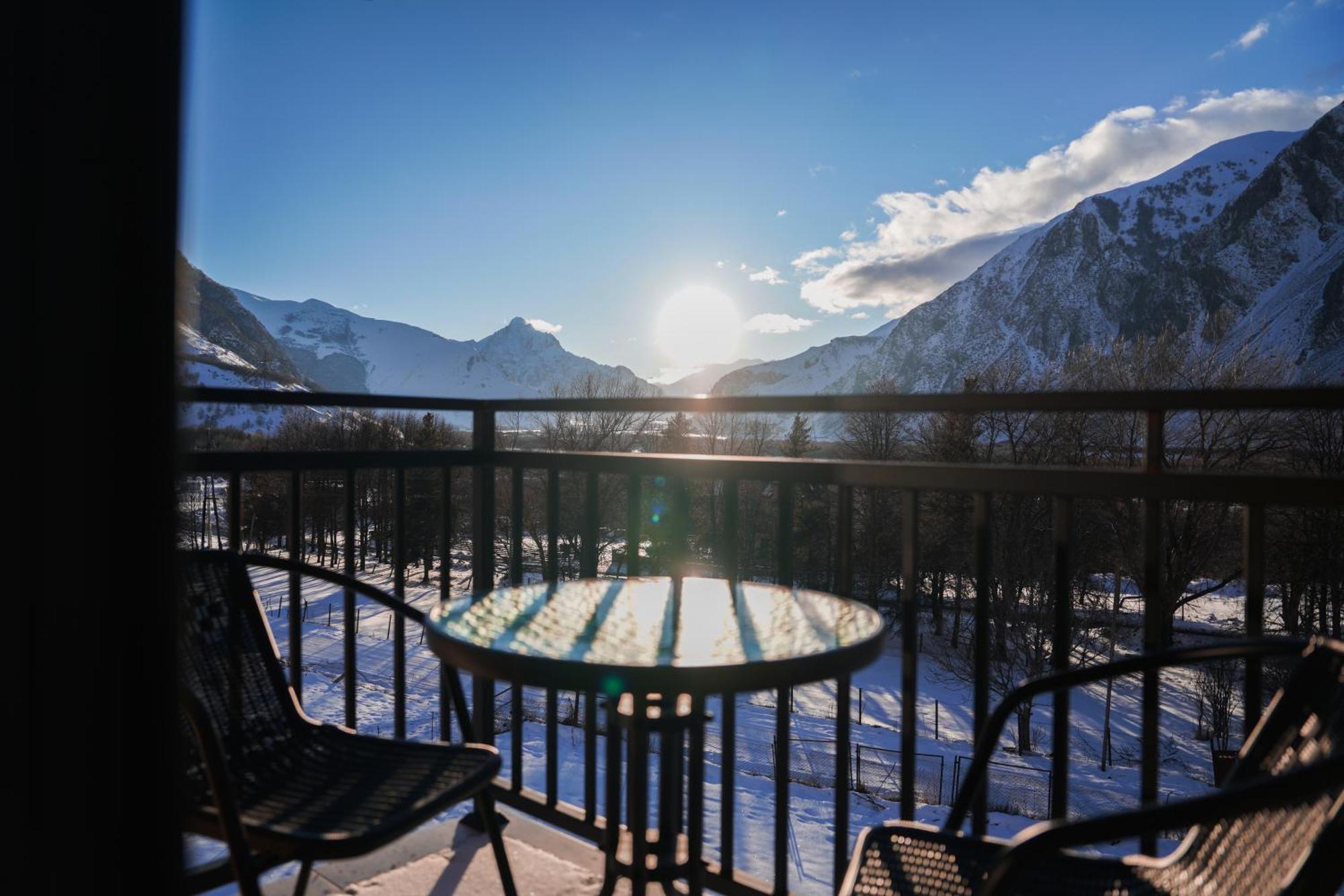 Peak Hotel Kazbegi Exterior photo
